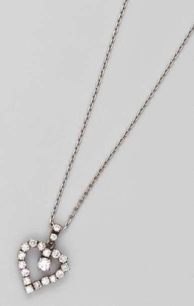 Pendentif coeur serti de diamants taillés...