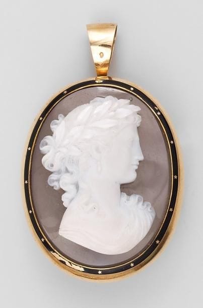 Broche pendentif ovale en or jaune ornée...