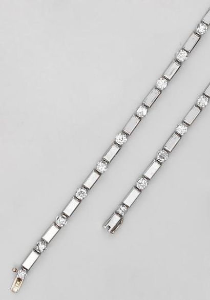 Collier en platine articulé de baguettes...