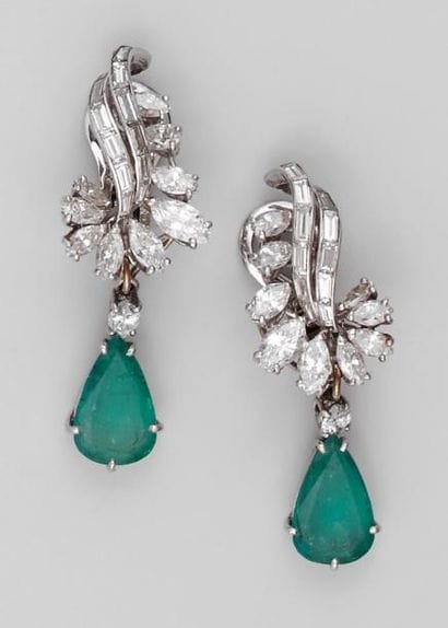 Paire de pendants d'oreilles en or gris formés...