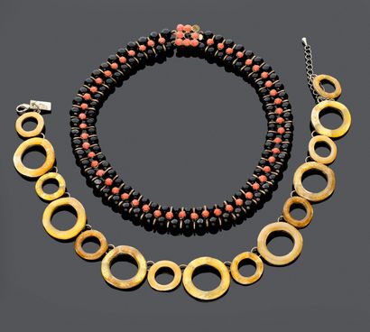 Lot de 2 colliers vintage dont:
- Modèle...