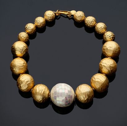 MERCEDES ROBIROSA - Vers 1989 - Collier formé...