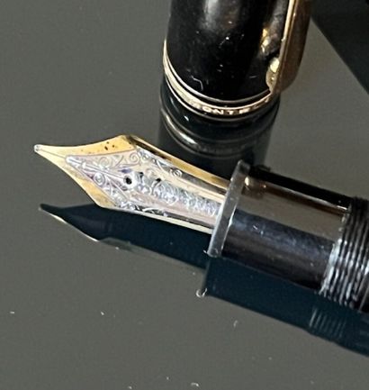 MONTBLANC
Stylo plume à piston MONTBLANC...
