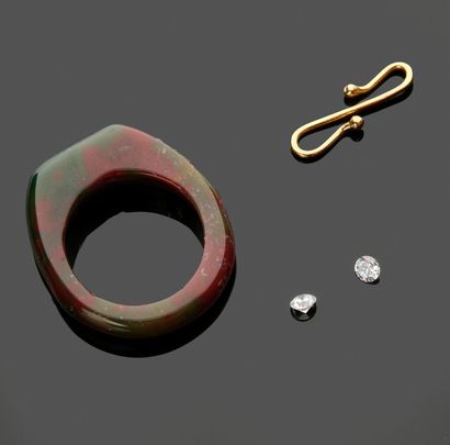 Lot comprenant deux petits diamants, une...