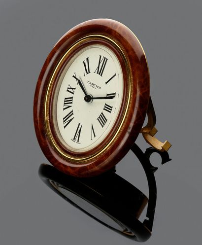 CARTIER - Réveil de table en laiton et émail...