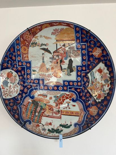 Porcelain dish with polychrome enamel decoration...