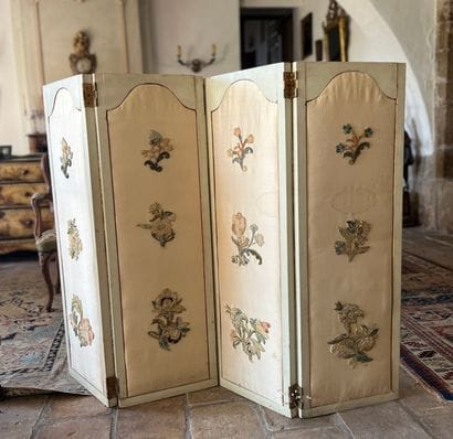 Two-leaf folding screen in wood and fabric...