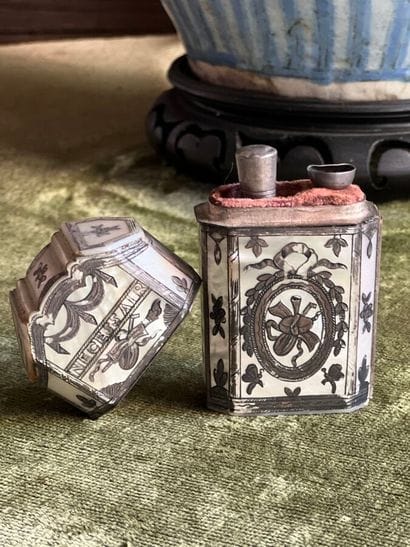 Small toiletry set in mother-of-pearl veneer...