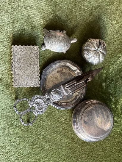 Set of small metal tins 
Size: 18.5 cm to...