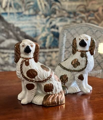 Two statuettes in fine English faience. 
Height:...
