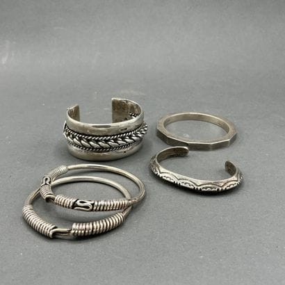 Set of 5 silver bracelets
Total weight :...
