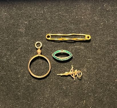 Lot of various gold fragments
Gross weight:...