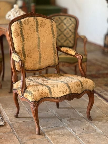 Queen-size flat-back armchair in natural...