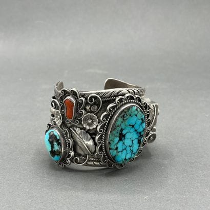 Silver and turquoise bracelet
Navajo work
Gross...