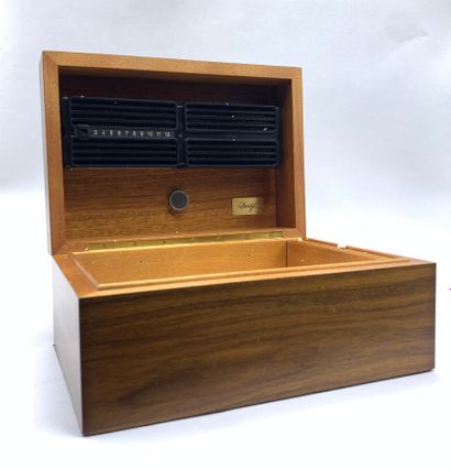 DAVIDOFF - Wood and veneer humidor, with...