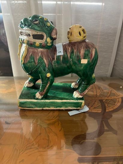Porcelain Fo dog with sancai enamel decoration....