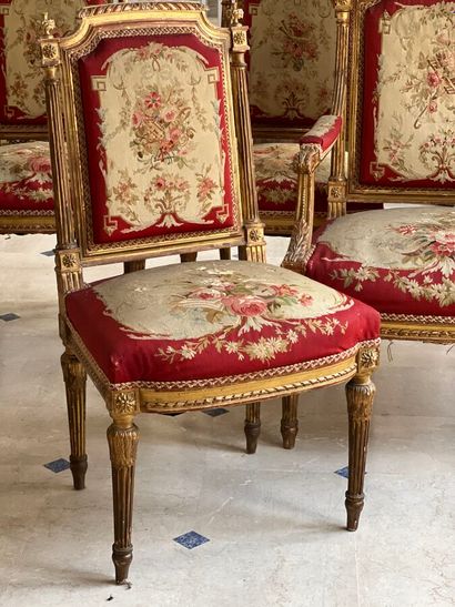 Salon comprenant quatre chaises et deux fauteuils...
