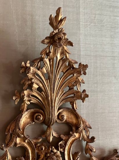 Paire de miroirs en bois doré de style italien...