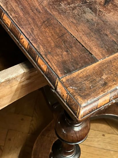 Table en bois ouvrant par un tiroir en ceinture....