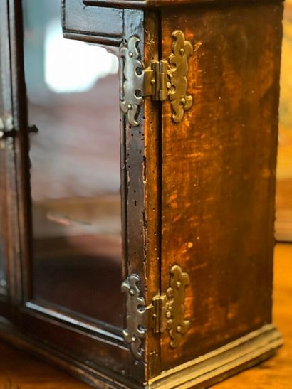 Armoire vitrine miniature ouvrant à deux...