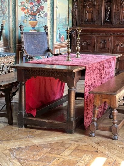 Table in natural wood, with columned base...