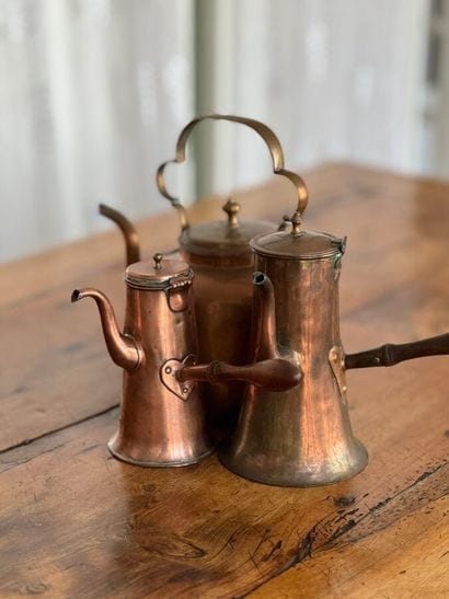Deux cafetières à manche en bois tourné et...