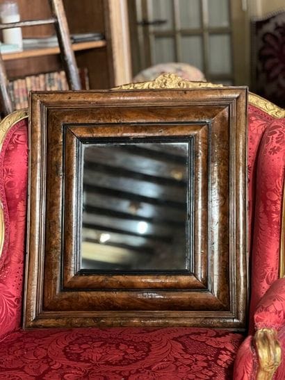 Miroir en bois mouluré et placage de ronce...