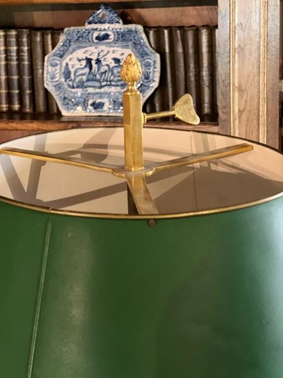 Lampe bouillotte en bronze doré à trois bras...