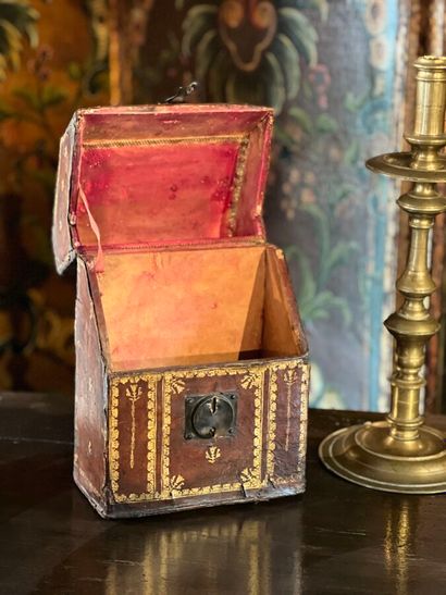 Etui coffret en maroquin doré aux petits...