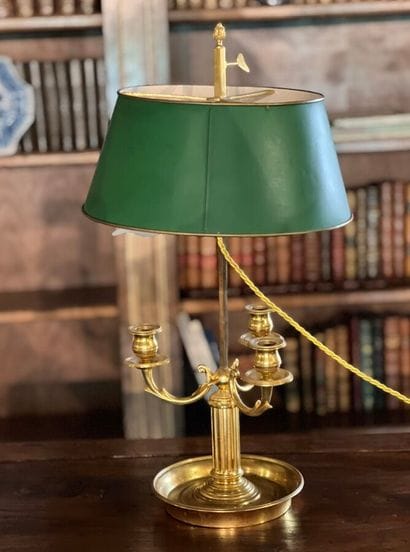 Lampe bouillotte en bronze doré à trois bras...