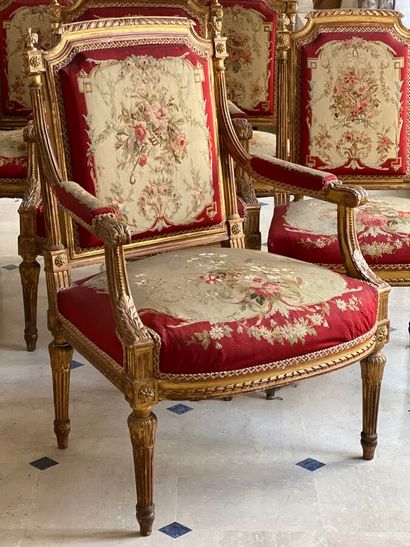 Salon comprenant quatre chaises et deux fauteuils...