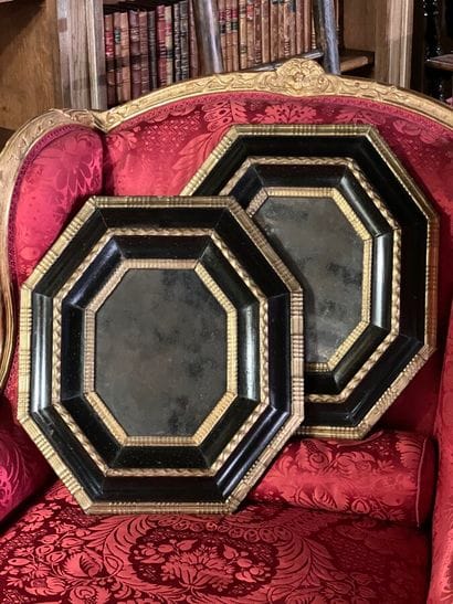 Paire de miroirs octogonaux en bois noirci...