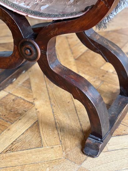 Curved seat in natural wood. Back and seat...