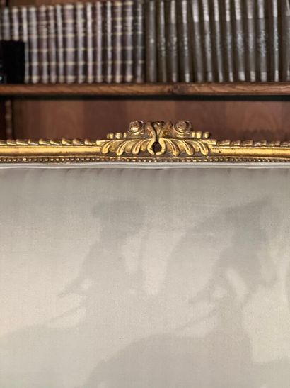 Canapé de style Louis XVI en bois mouluré...