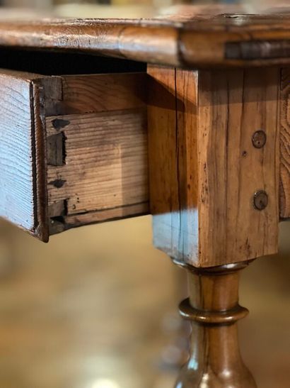 Table de style Louis XIII en bois naturel....