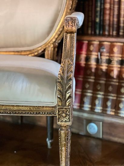 Canapé de style Louis XVI en bois mouluré...
