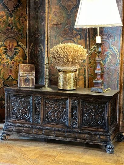 Grand coffre en bois mouluré et sculpté de...