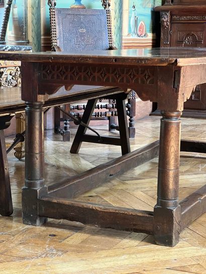 Table in natural wood, with columned base...