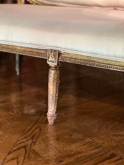 Canapé de style Louis XVI en bois mouluré...