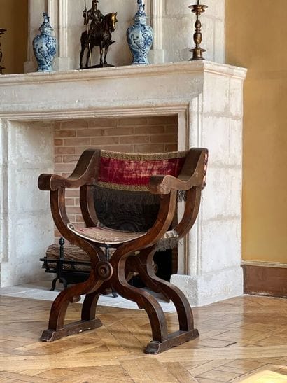 Curved seat in natural wood. Back and seat...