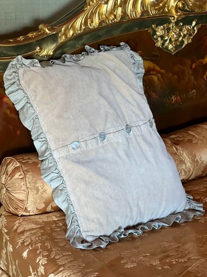Coussin rectangulaire en velours crème ceint...