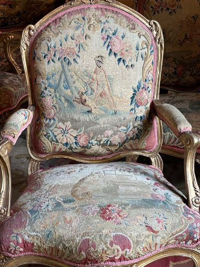 Salon en bois doré, mouluré et sculpté de...
