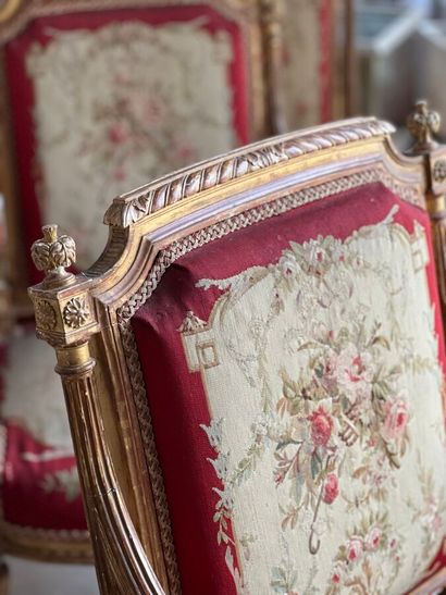 Salon comprenant quatre chaises et deux fauteuils...