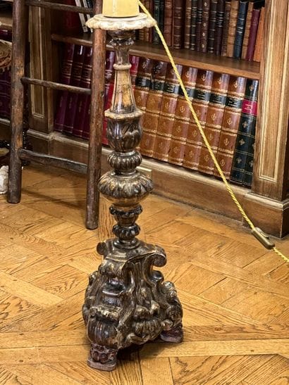 Pique cierge monté en lampe en bois sculpté...