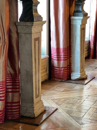 Pair of sheaths in veined white marble and...