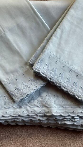 Parure de lit comprenant un drap et deux...