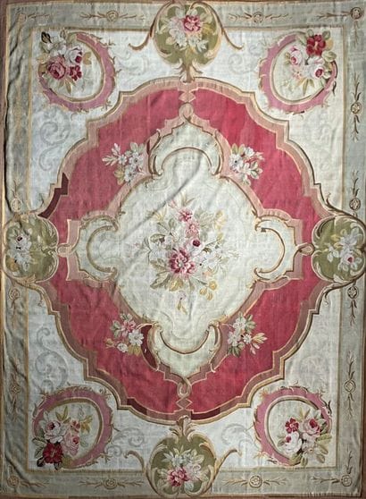 AUBUSSON - Grand tapis à décor d'un large...