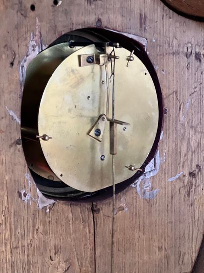 Pendule en bois sculpté et doré en forme...