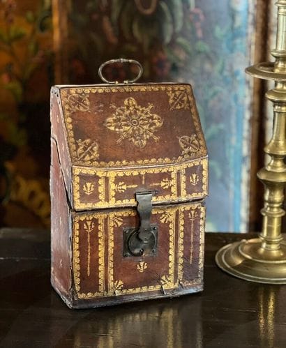 Etui coffret en maroquin doré aux petits...
