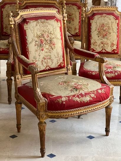 Salon comprenant quatre chaises et deux fauteuils...